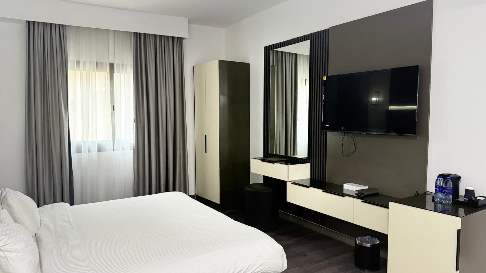 Standard King Bed Jacuzzi,1698856625:JPEG